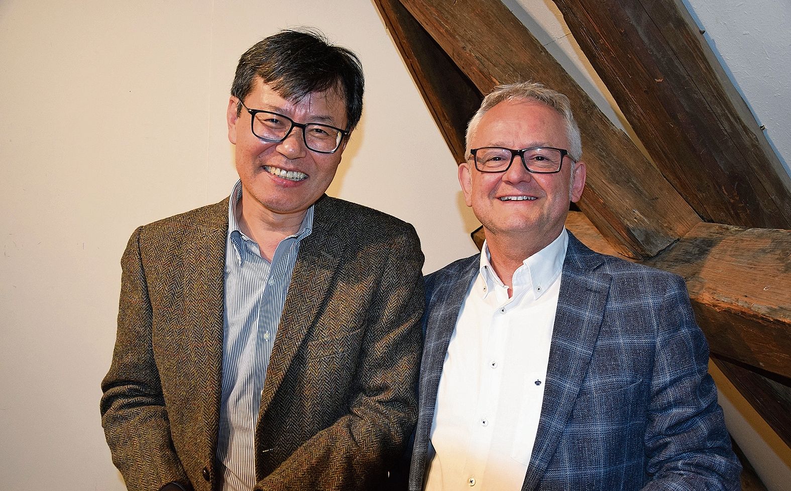 Dr. prof. Rev. Hyuk Cho von der Vancouver School of Theology sorgt als Uhrenliebhaber und Gast des Grenchner und Berner Pfarrers Christoph Schuler (rechts) im Museum für internationales Flair.