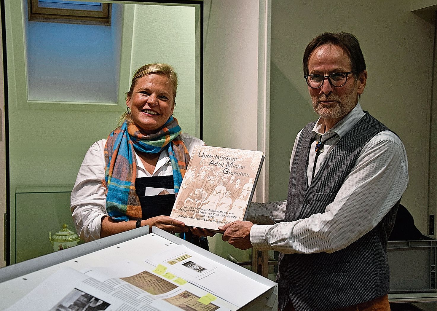 Museumsdirektorin Anne Hasselmann nimmt ein Exemplar von ihrem Gastautor Urs Roth in Empfang.