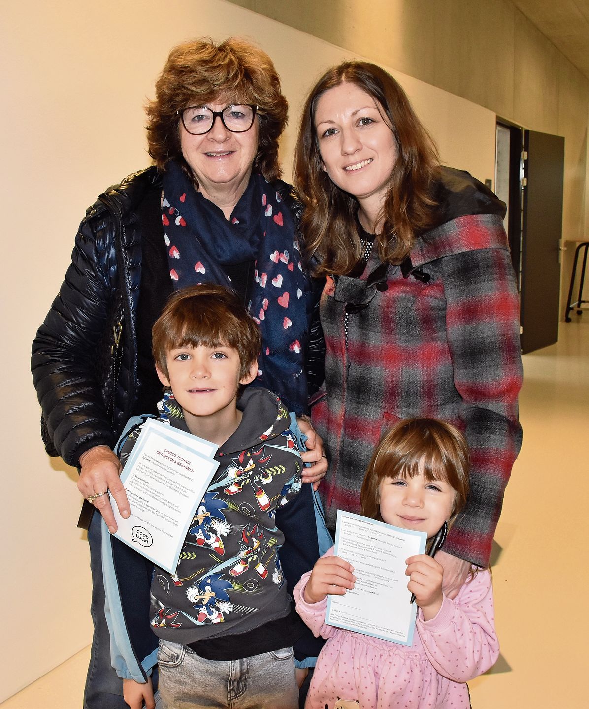 Auf Campus-Erkundung: Brigitte Lüdi (links) mit Tina Lüdi und ihren Kindern Ryan und Nina.