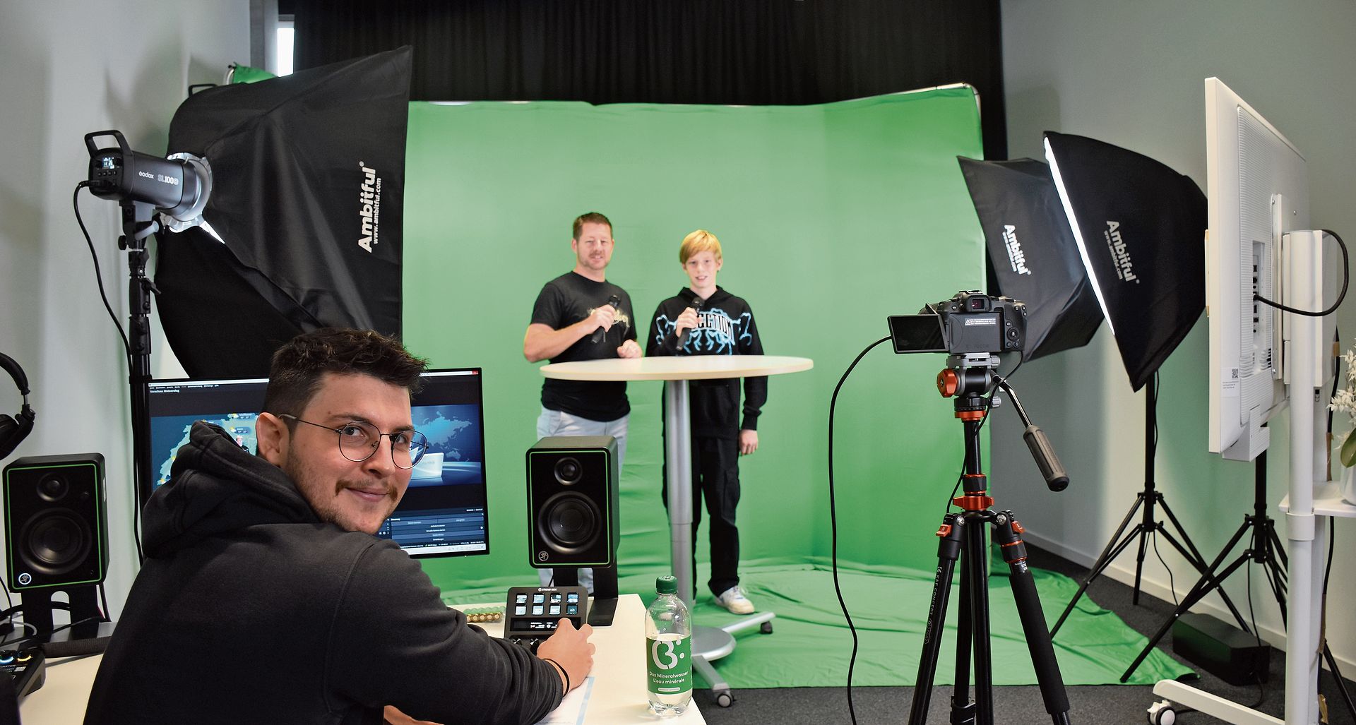 «Film ab»: Michael Widmer mit Sohn Nicolas aus Pieterlen sind im Foto- und Filmlabor im Campus auf Sendung. Am Regiepult sitzt Savino Galli von der hftm. 