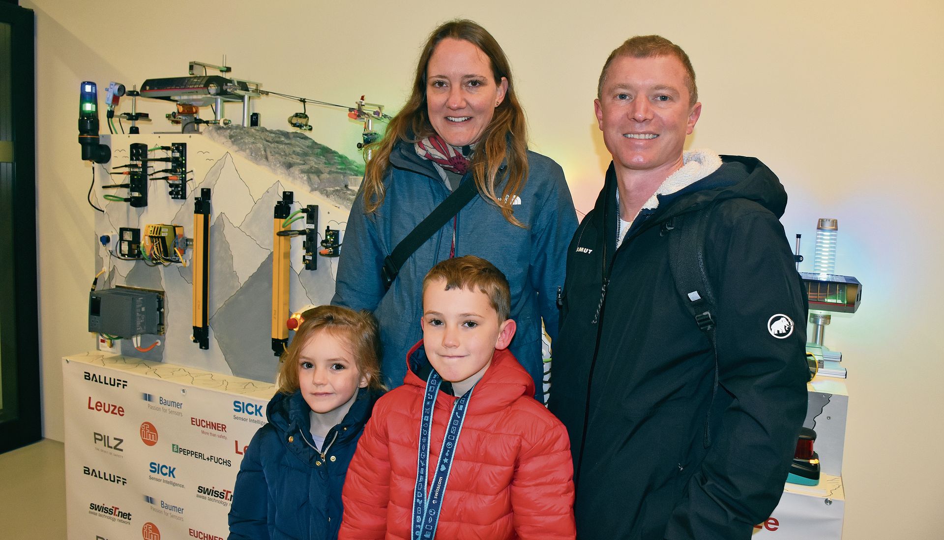 Valérie und Thomas Schreier aus Grenchen sind mit ihren Kindern Alina und Remo auf dem Campus-Rundgang. 