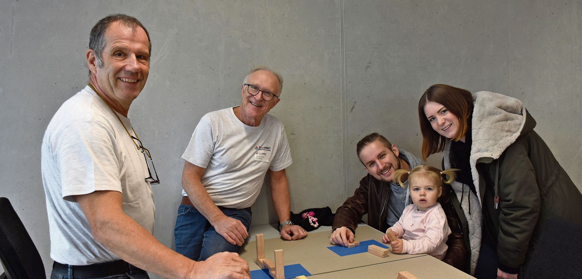 Im Kompetenzzentrum focusMINT werden Kinder und Jugendliche mit Technik und Informatik vertraut gemacht. Der «geistige Vater» des Projekts ist Renato Delfini (Zweiter von links), unterstützt von Beat Stebler, Präsident ad interim von focusMINT. Rechts im Bild interessierte Besucher des Labors: Carola und Raffael Wyss aus Koppigen mit Töchterchen Emma. 