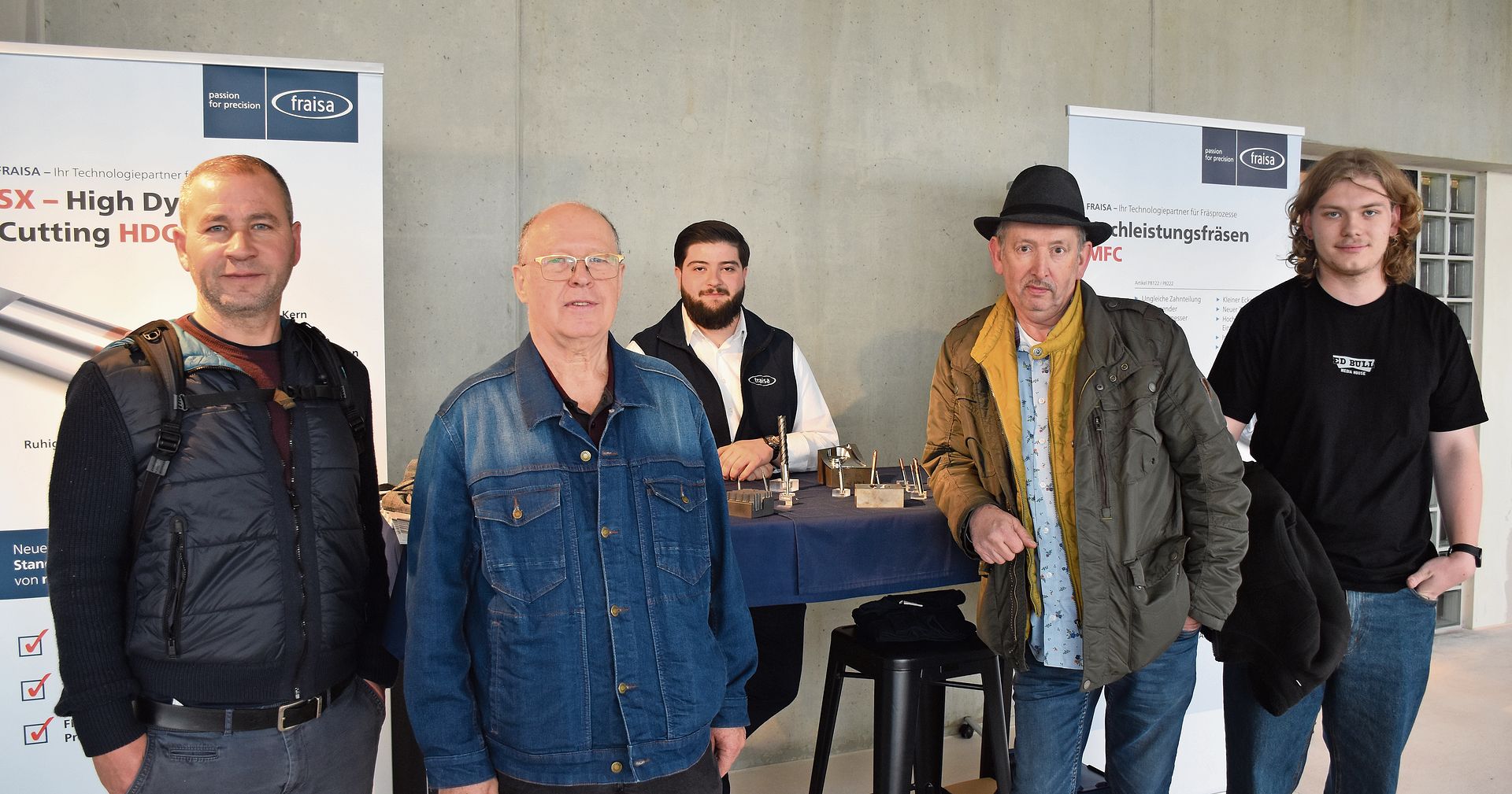 Im dritten Obergeschoss wurden die noch zu vermietenden Räumlichkeiten am Tag der offenen Tür für Unternehmenspräsentationen genutzt. Am Stand von Fraisa SA Bellach gab Furkan Or (Mitte, Customer Care) Auskunft an interessierte Besucher (vorne von links): Yüksel Dallioglu, Roland Haldimann, François Oesch und Mike Finger (Thun).