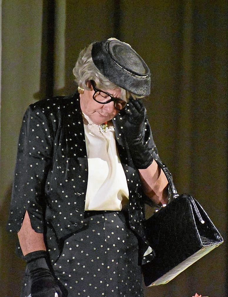 Die ehrwürdige Dame und Grossmutter der Braut ist vergrämt. Die ehrwürdige Dame und Grossmutter der Braut ist vergrämt.