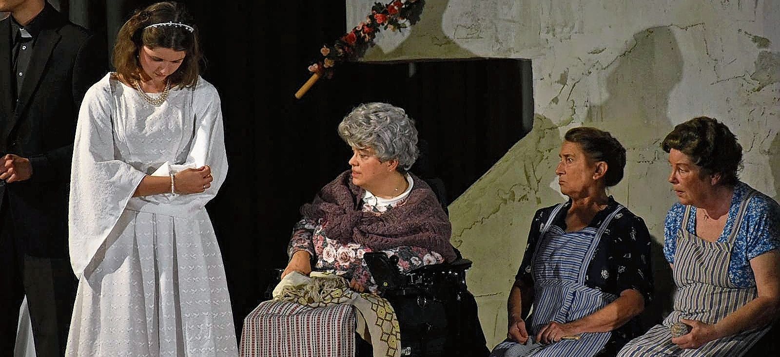 Noch vor der Hochzeit kommt es zum Eklat. Die Braut bei den drei strickenden und palavernden Damen. Noch vor der Hochzeit kommt es zum Eklat. Die Braut bei den drei strickenden und palavernden Damen.