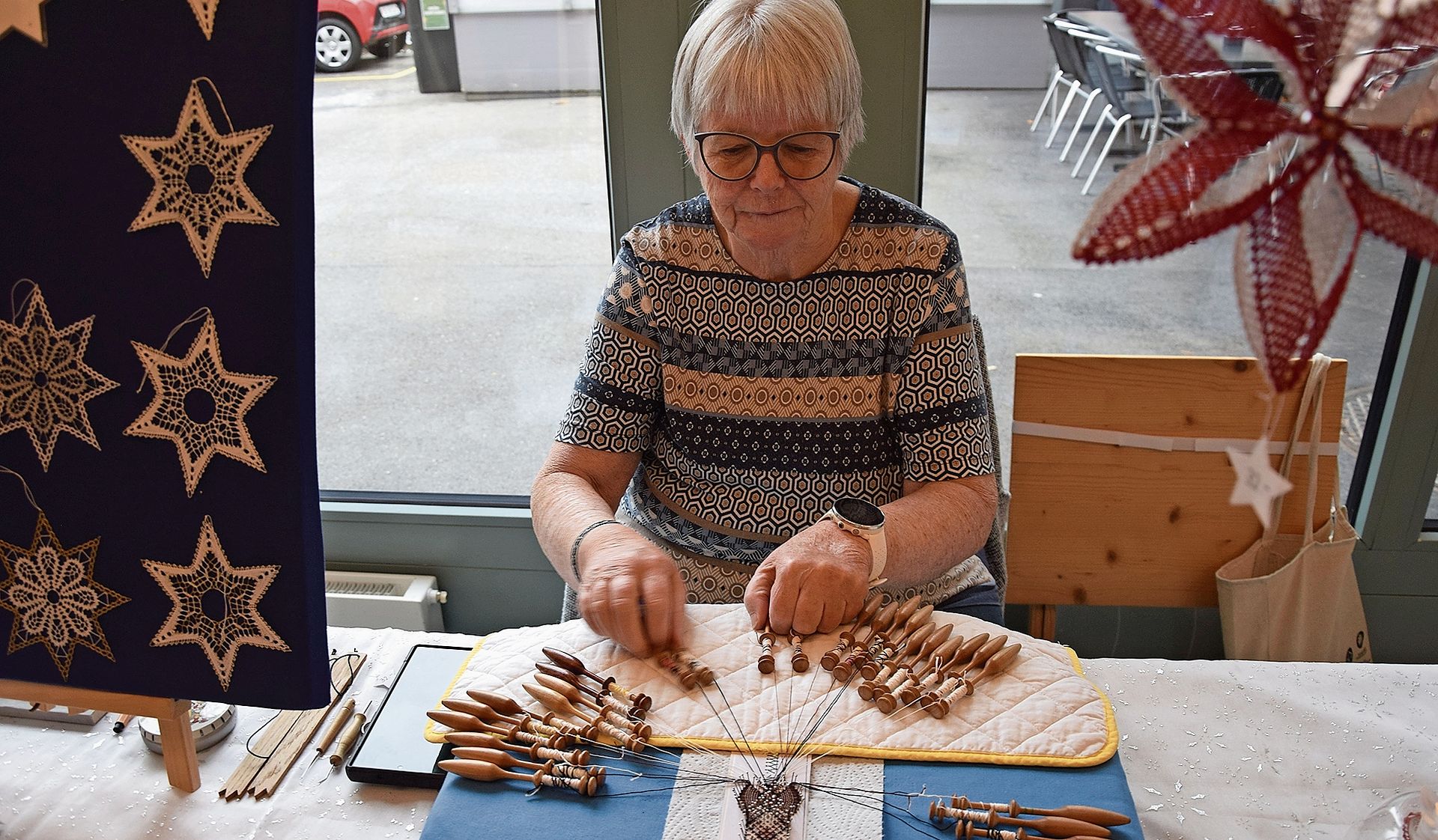 Ursula Greber zeigt gleich vor Ort, wie ihre Weihnachtssterne entstehen.