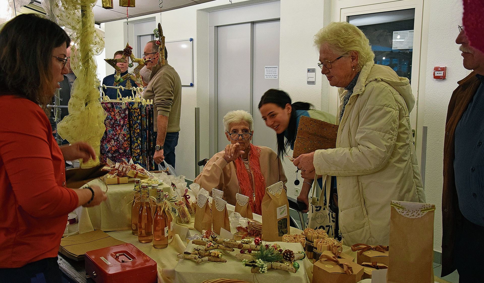 Die Handarbeiten aus der Aktivierungsabteilung des Alterszentrums finden reissenden Absatz.