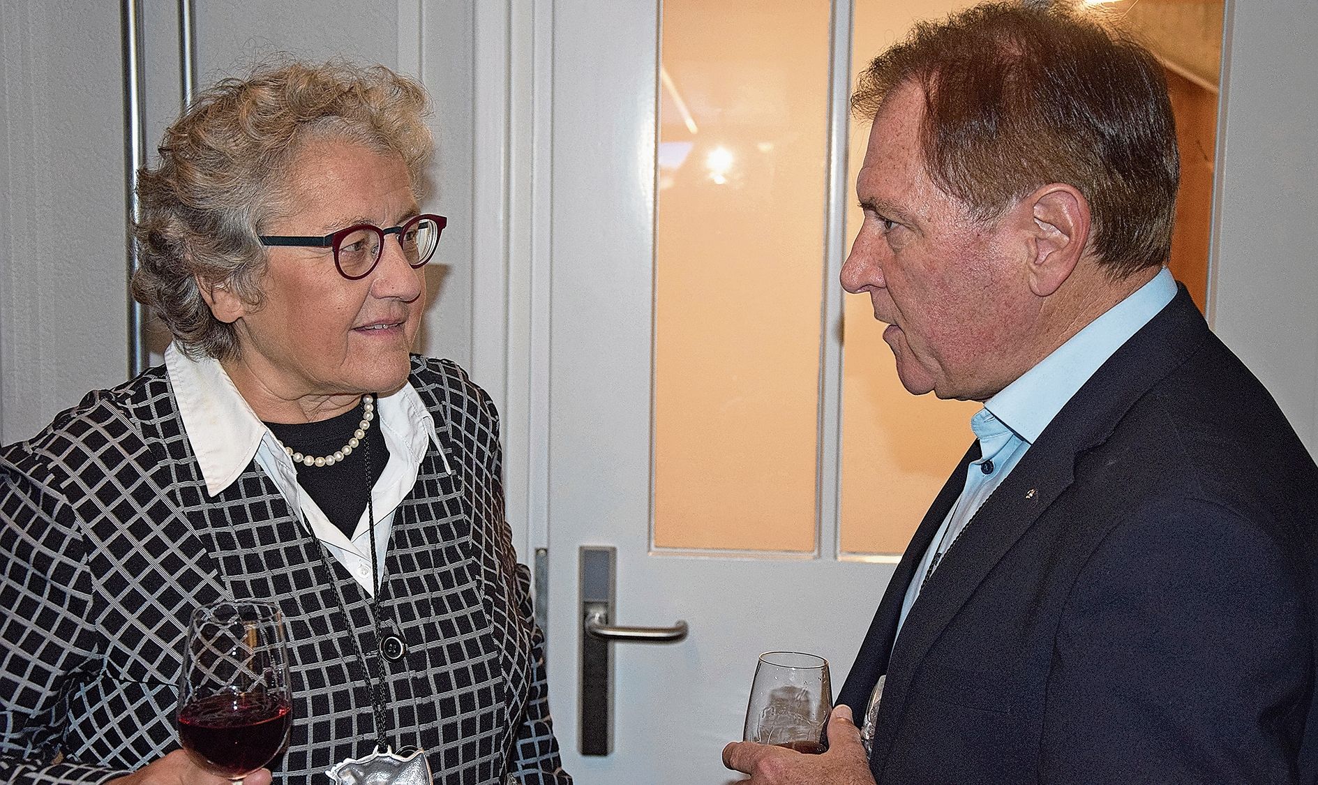 Luzia Meister, alt Stadtschreiberin und Preisträgerin 2023, bewies ihre beeindruckende Vielfältigkeit, als sie ganz spontan die defekte Kaffeemaschine reparierte. Eine Frau für alle Fälle.