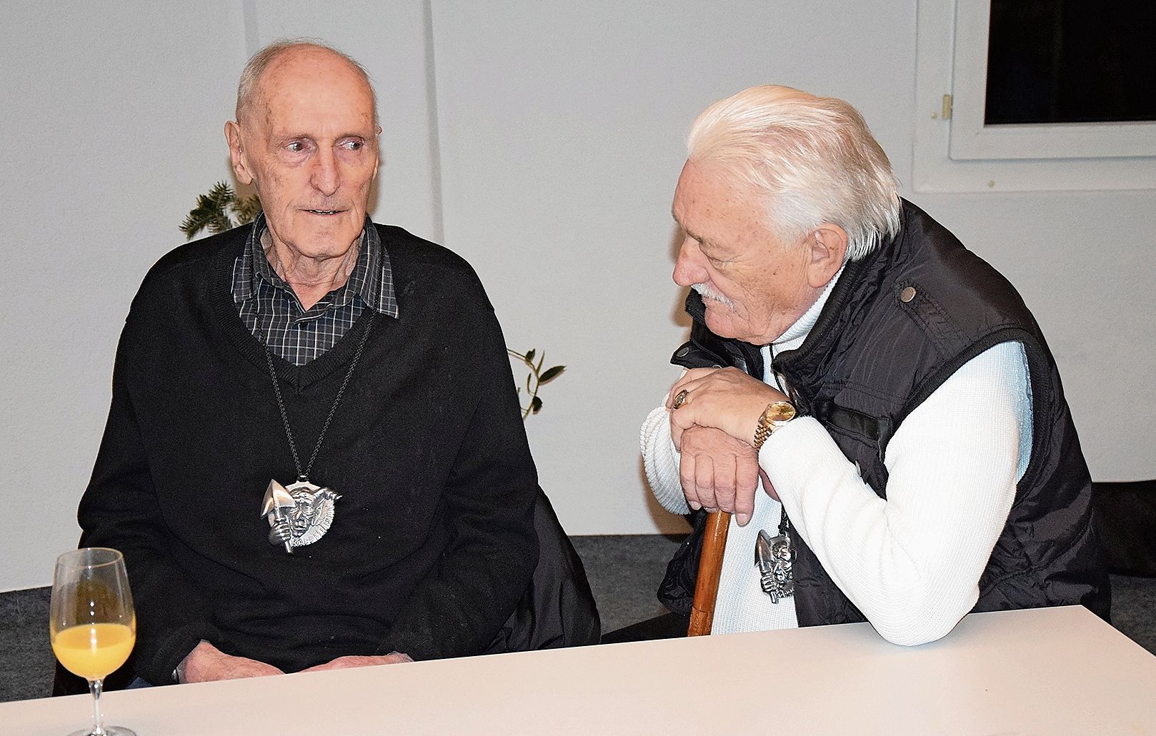 Fussballer-Legende Res Fankhauser (links) schwelgt mit Urs (Orsani) Saner in Erinnerungen.