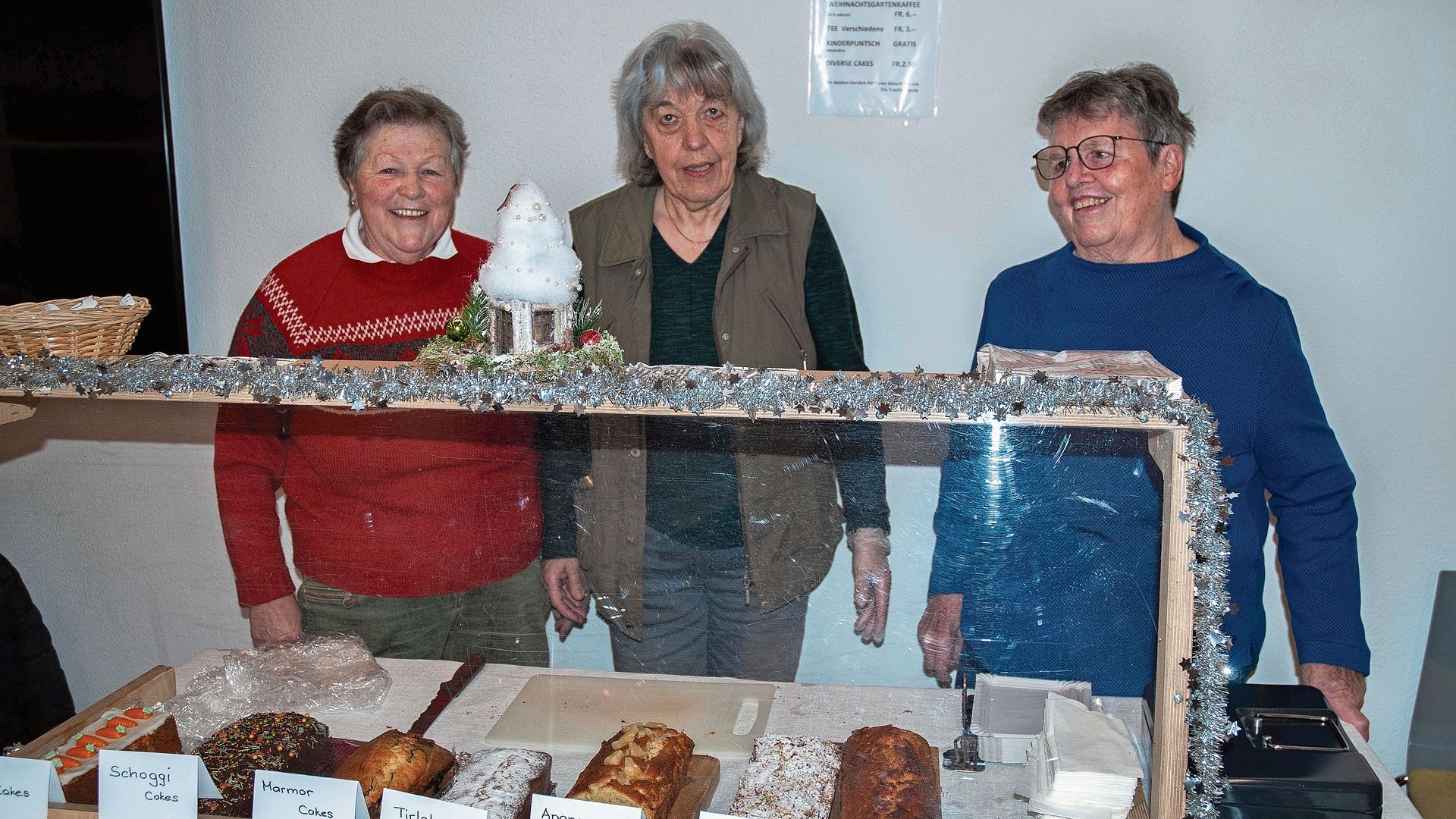Käthi Schwendimann, Erna Buri und Vreni Schlup (v. l.) betreuen das Café-Stübli der Trachtengruppe.