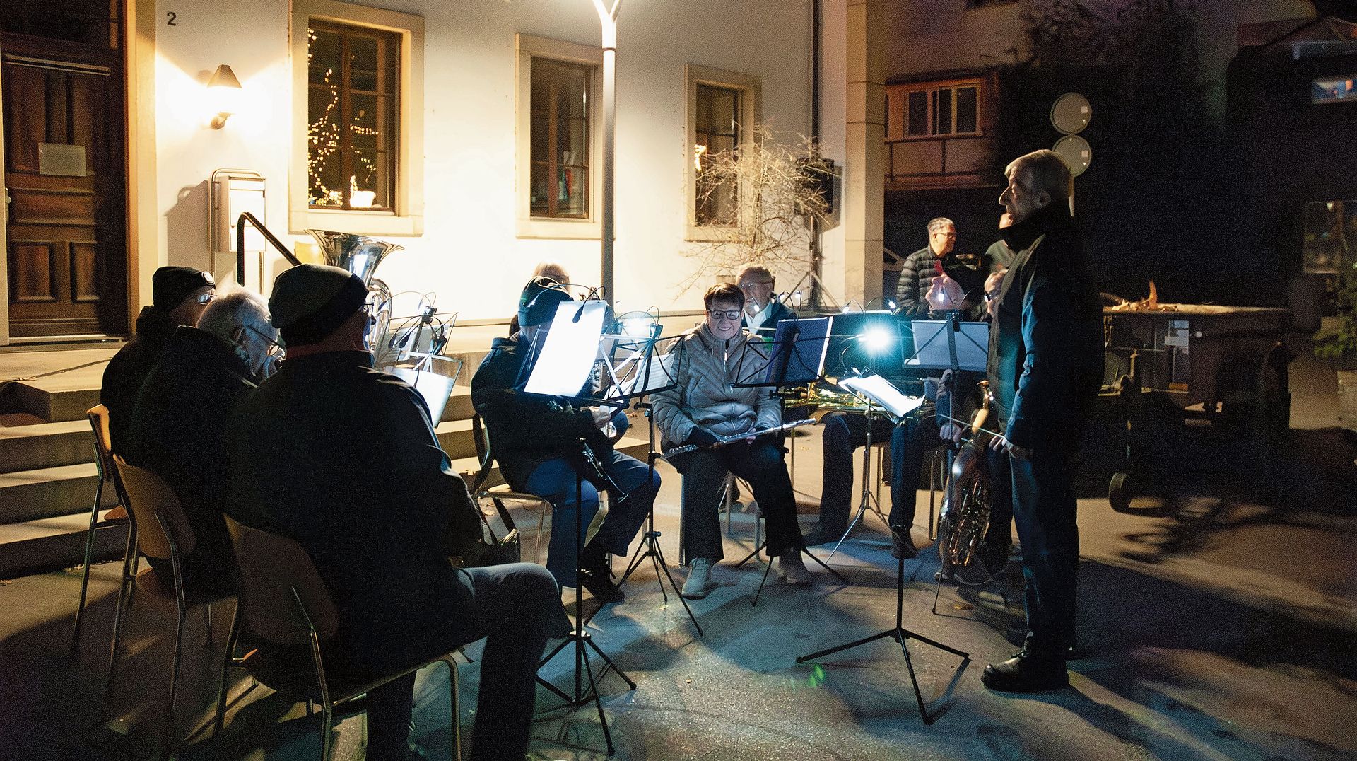 Die Musikgesellschaft Lengnau lässt weihnächtliche Klänge über den Brunnenplatz erklingen.