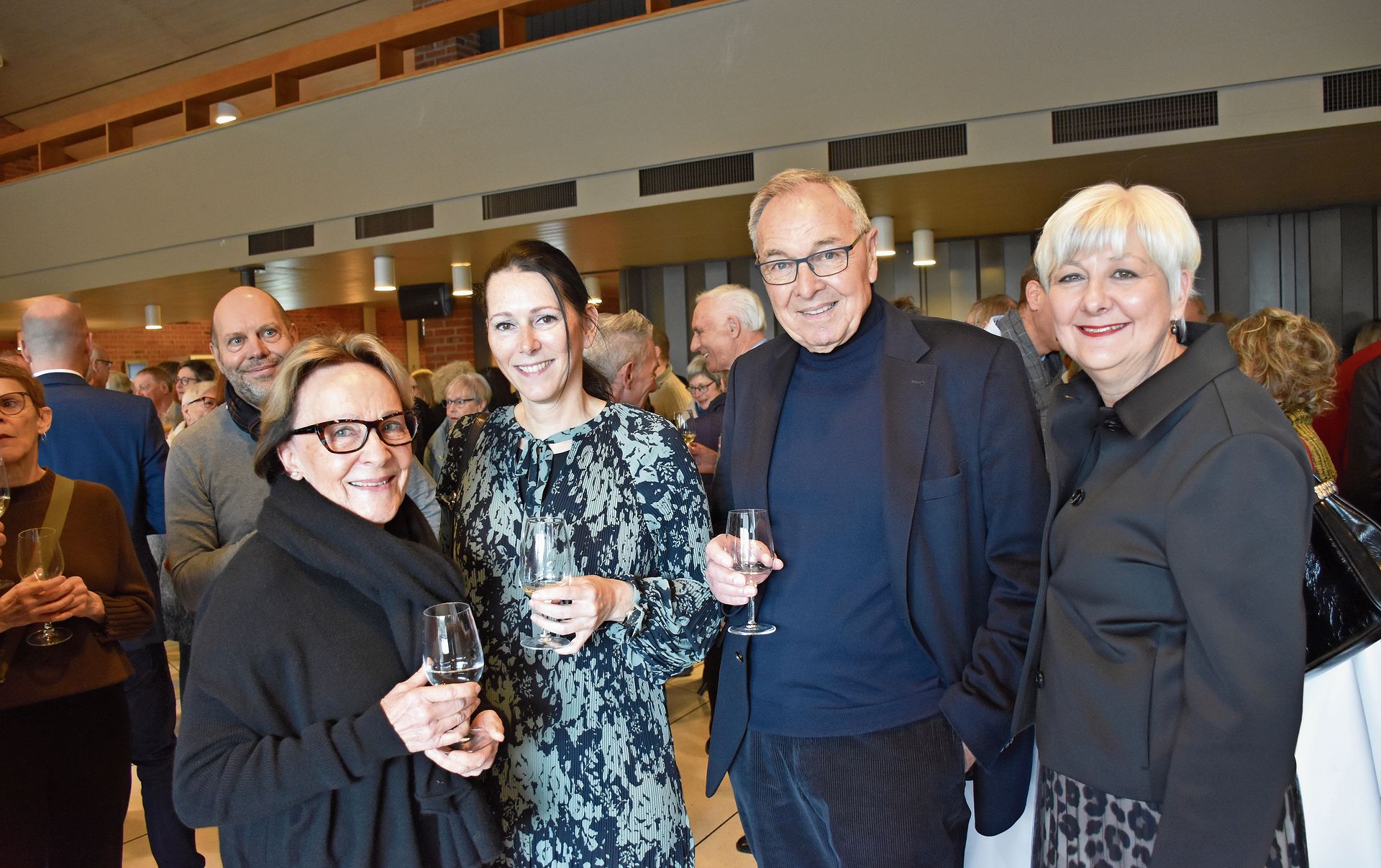 Die stolzen Eltern der neuen Stadtpräsidentin: Elisabeth (ganz links) und Walter Sahli (zweiter von rechts), flankiert von Daniela Sutter (zweite von links) und ganz rechts Daniela von Büren. 
