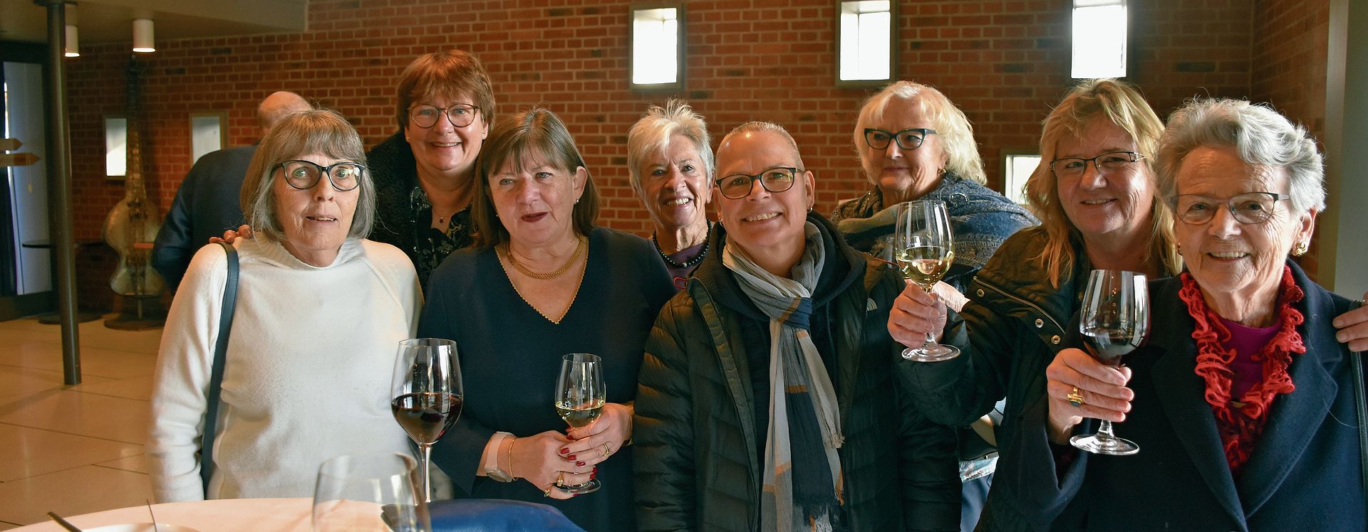 Die Damen repräsentieren die wachsende Gruppe «Von Frau zu Frau», initiiert unter anderem von Nathalie Schindler (Zweite von rechts). 115 Frauen zählt die Gruppe, Nathalie Schindler wünscht sich 200 Mitglieder. 