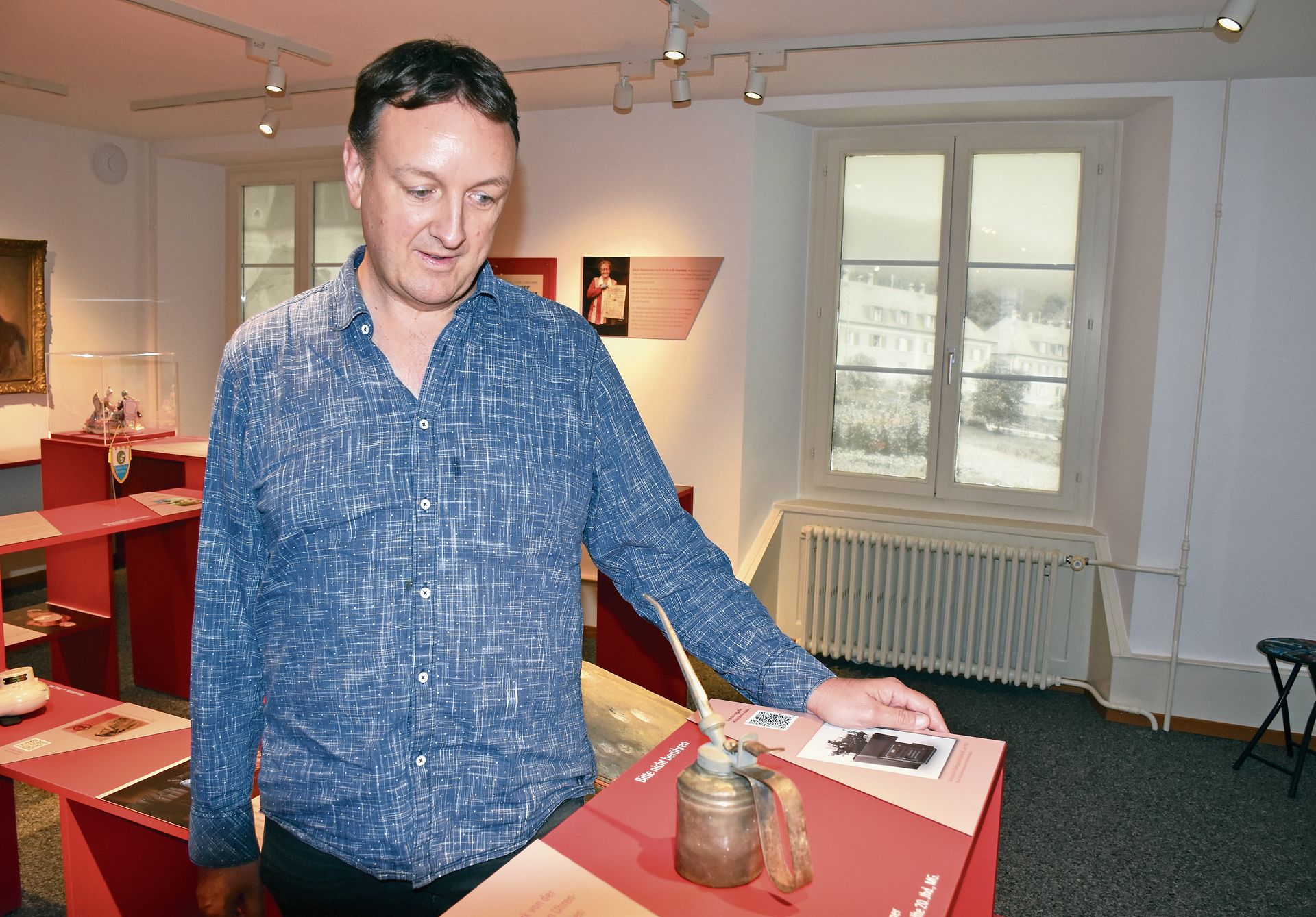 Der Thuner Pascal Staudenmann, freiwilliger Mitarbeiter am Museum Münsingen, widmete sich einen halben Nachmittag  lang den beiden Jubiläumsprojekten im Museum Grenchen.  Bilder: Joseph Weibel