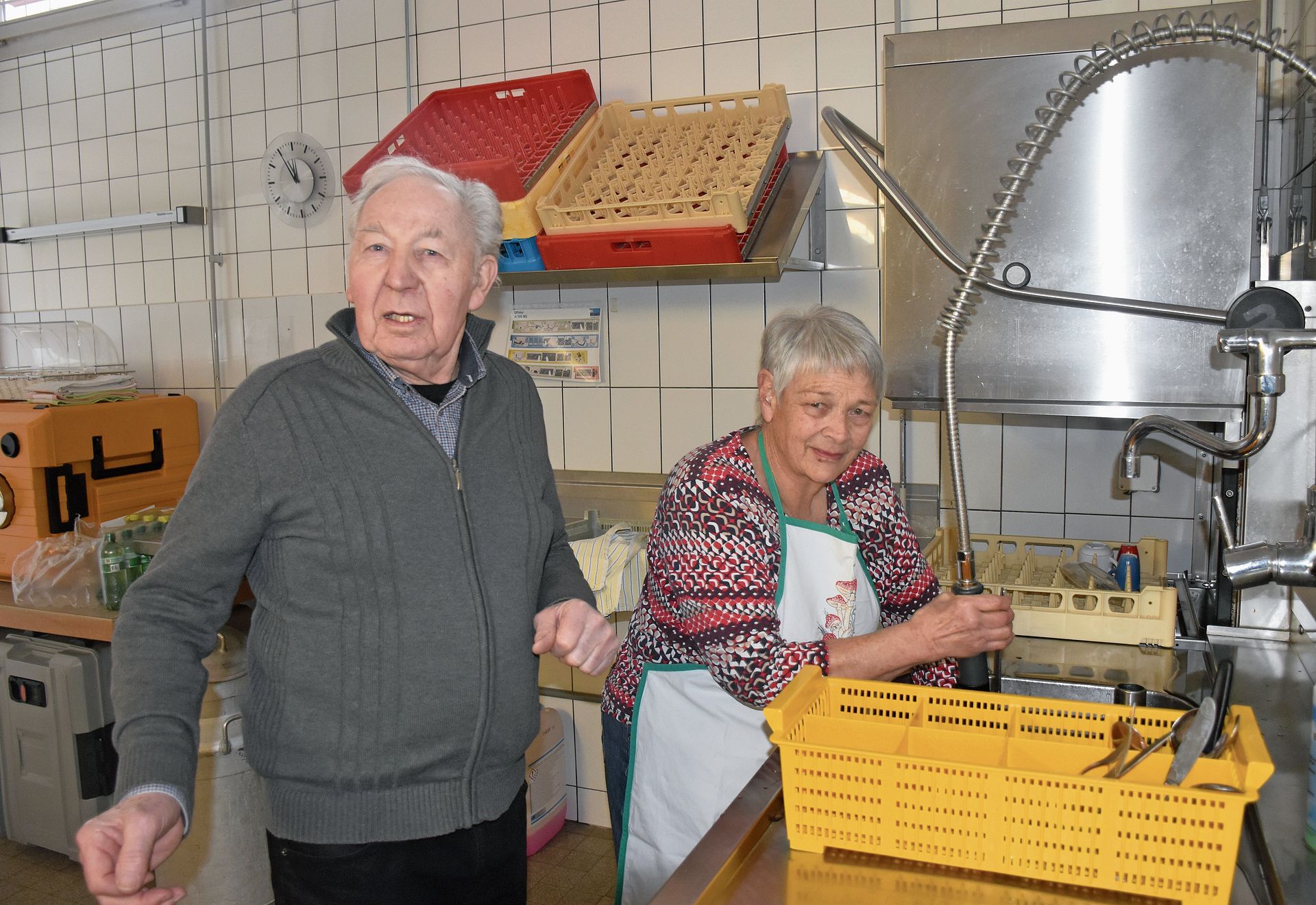Gehören auch dazu an einem solchen Anlass: stille Helfer am Abwaschtisch. Auf dem Bild Silvia und Fritz Bandi. 