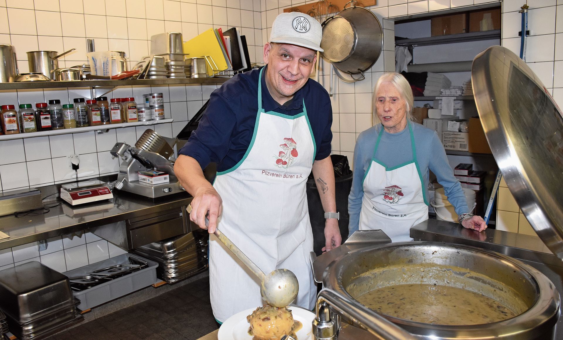 Wenn es den Gästen schmeckt, freuen sich Verena Carrel, Sekretärin des Pilzvereins, und natürlich Chefkoch und Bürener Pilzkontrolleur Simon Lässer.