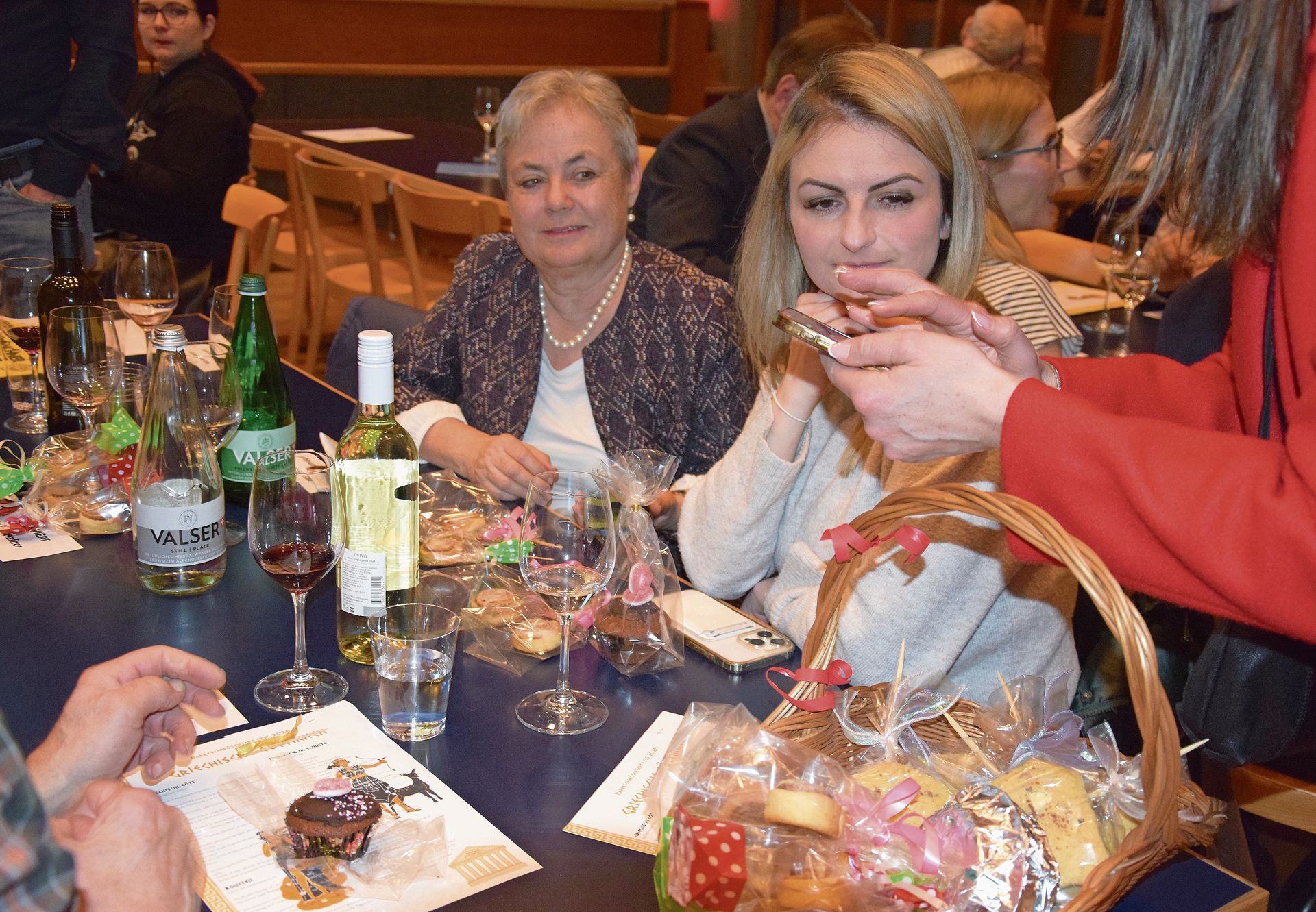 Besuch aus Bettlach von Gemeindepräsidentin Barbara Leibundgut (vorne links).