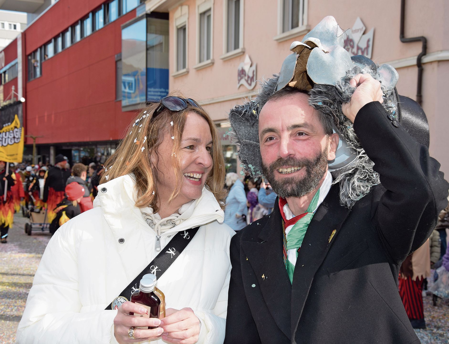 Stadtpräsidentin Susanne Sahli erhält einen Gruss von Argim Asani.