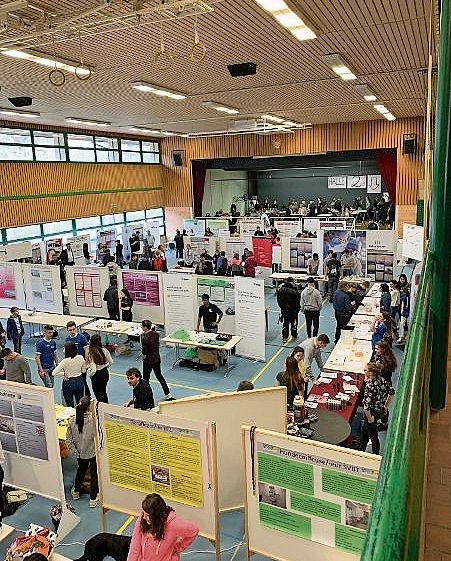 Gefragte Messeplätze: Über 60 Ausbildungsbetriebe und ihre Lernenden stellen sich vor.Bild: zvg