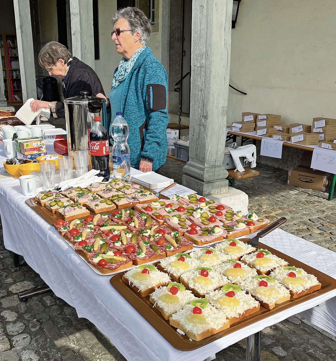 Die frisch zubereiteten und liebevoll belegten Brötli auf der Verkaufstheke.