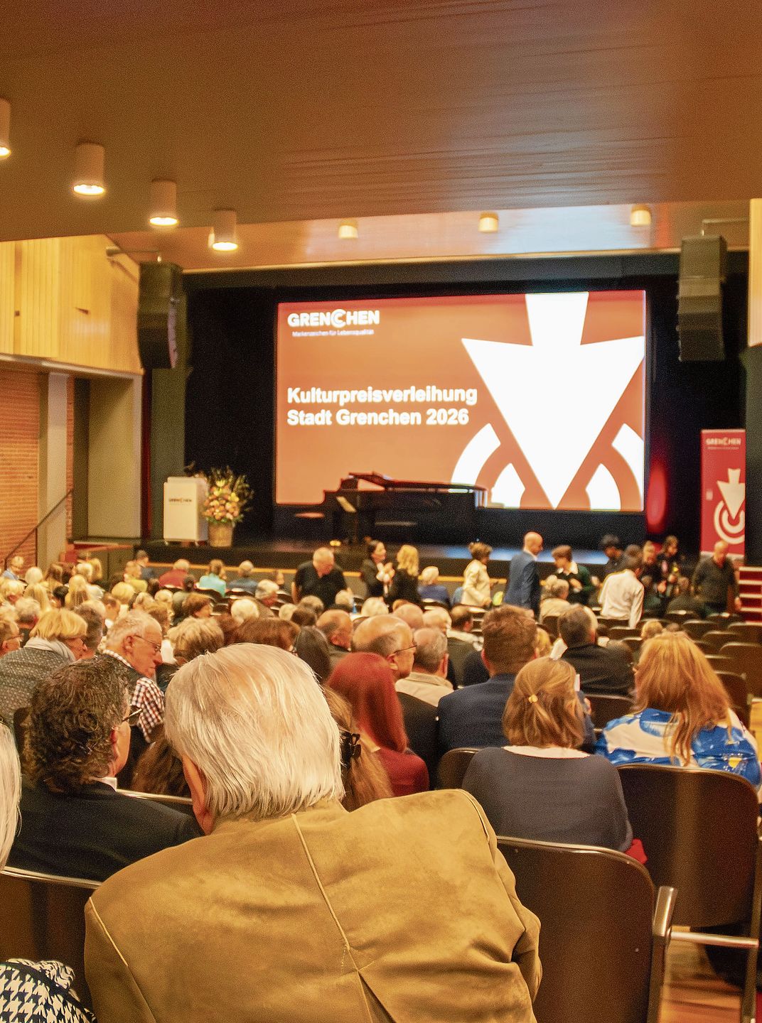 Kurz vor der Kulturpreisverleihung füllt sich der Theatersaal des Parktheaters Grenchen.