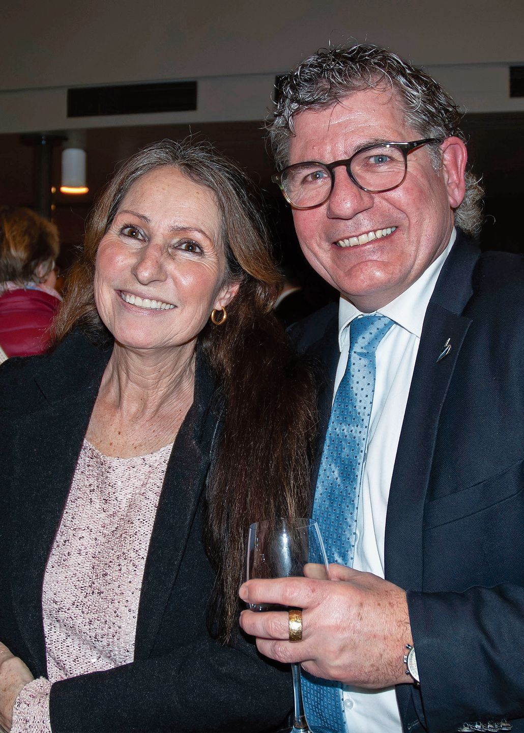 Ursi und Mattia Wohlfahrt geniessen den Apéro.