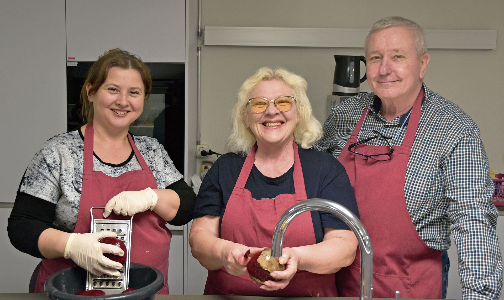 Maryna Usatenko, ihre Mutter Nadija Usatenko und Teilnehmer Joseph Weibel, Redaktionsleitung «Grenchner Stadt-Anzeiger» (von links). Das Trio war für die Randensuppe zuständig. 