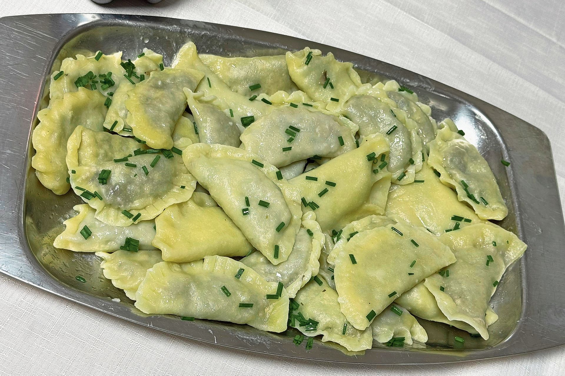 Pierogi in Butter mit verschiedenen Füllungen: Sauerkraut mit Pilzen, Buchweizen und Fleisch.