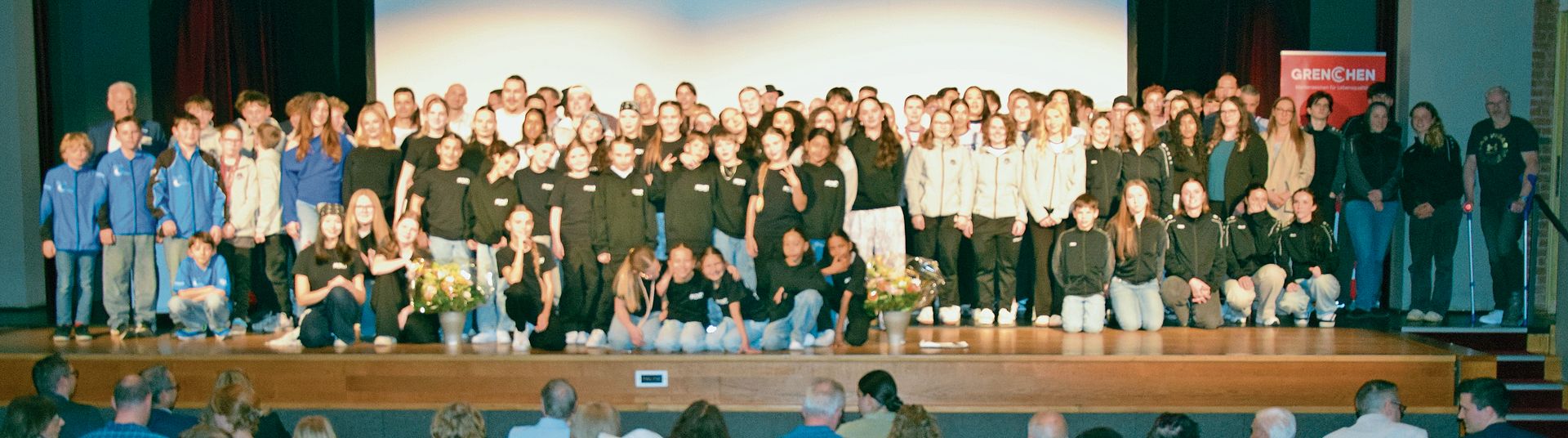 Alle sportlichen Preisträger auf einer Bühne.