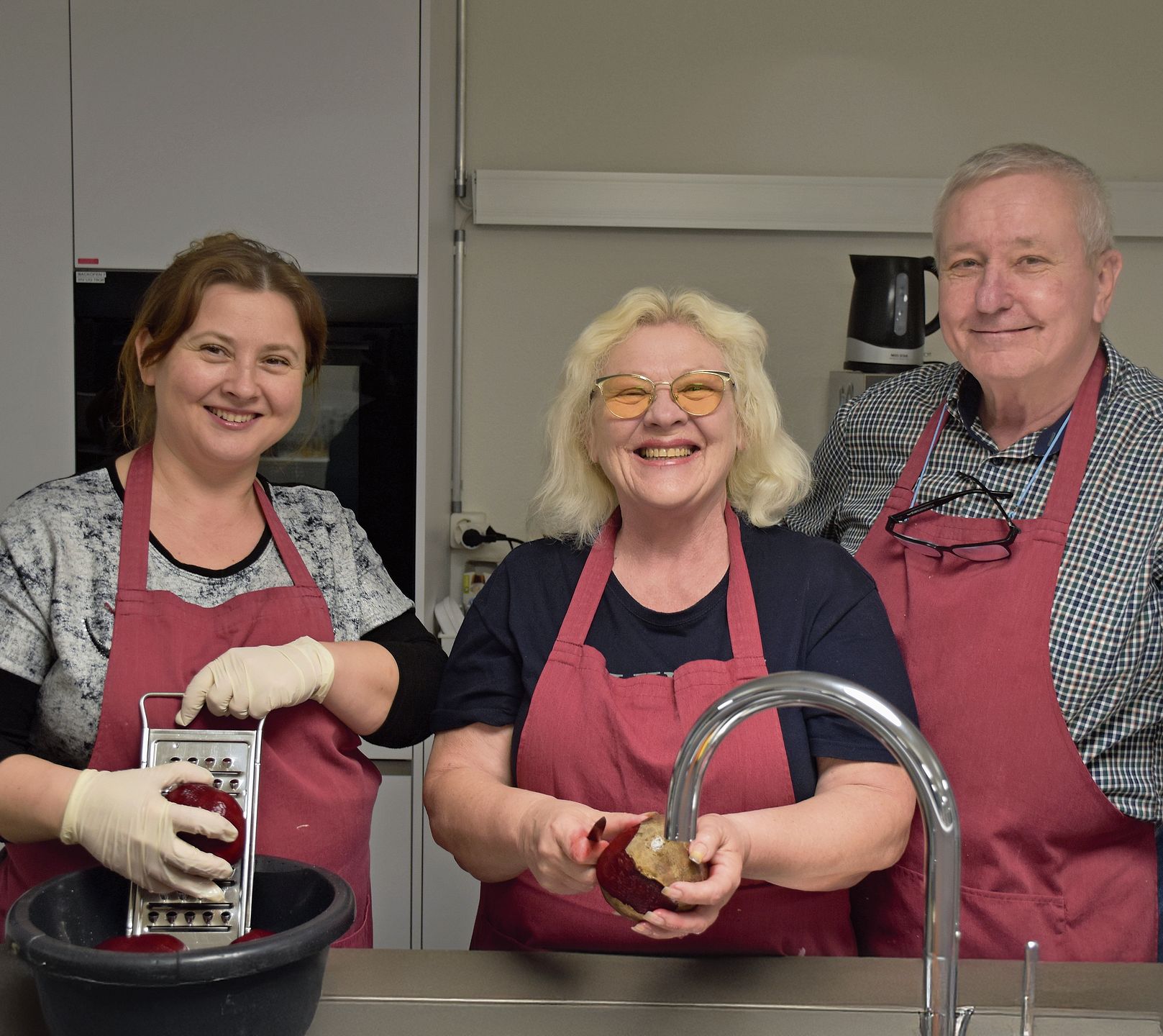 Maryna Usatenko, Mutter Nadija Usatenko und Autor Joseph Weibel (von links).Bild: zvg Maryna Usatenko, Mutter Nadija Usatenko und Autor Joseph Weibel (von links).Bild: zvg