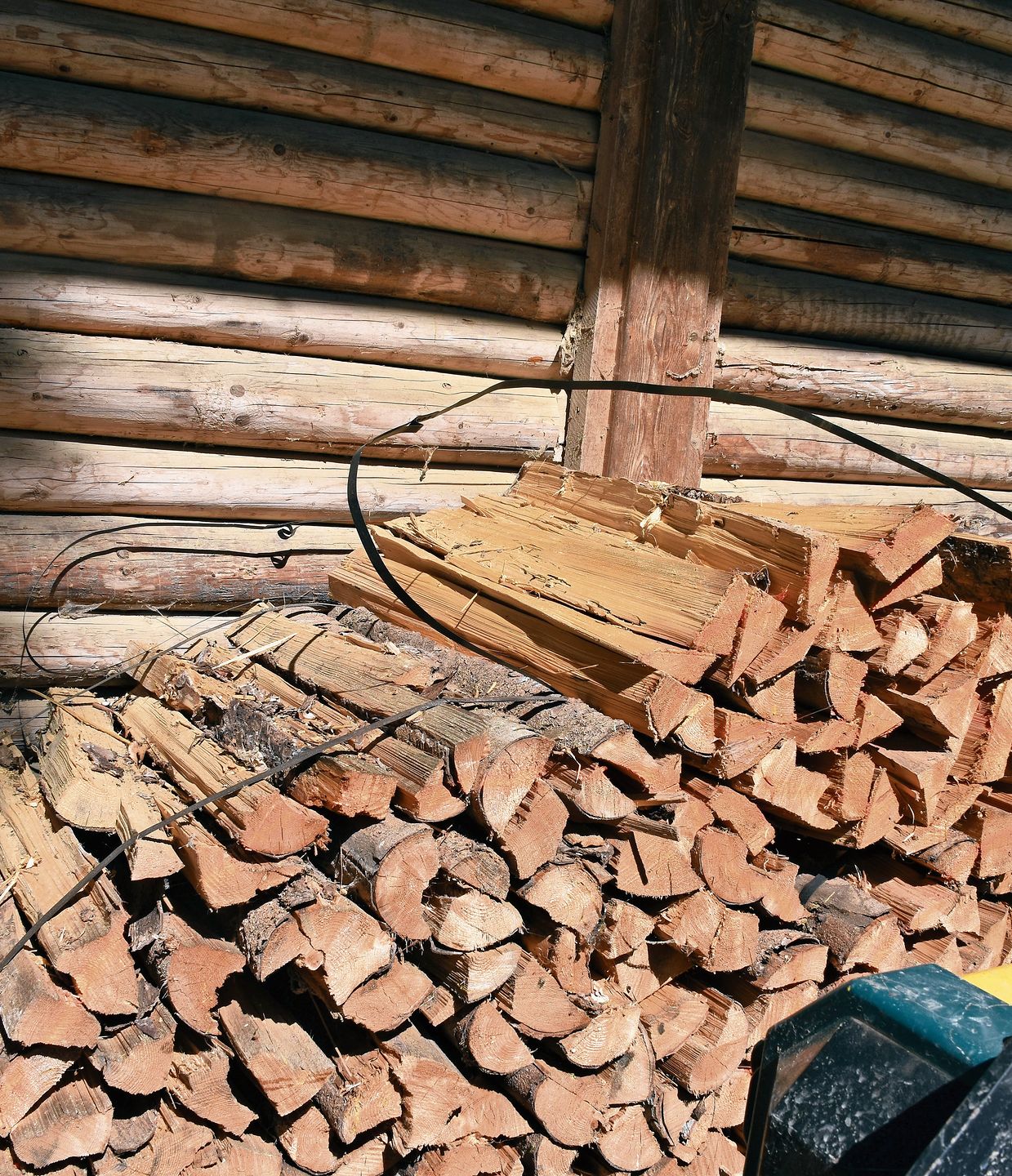Die Holzerhütte der Bürgergemeinde wurde zum Selbstbedienungsladen von Holzspalten. 