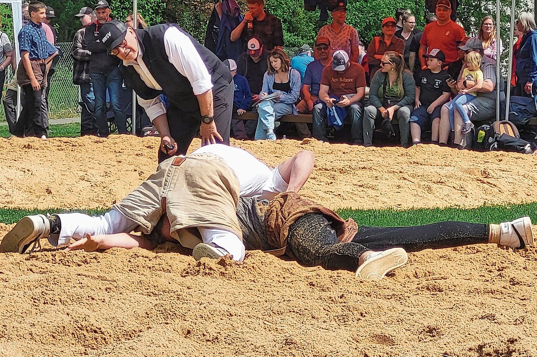 Auch im textilen Bereich ist die Schwingerdisziplin erkennbar: Der eine ist der Sennenschwinger in dunkler Hose und farbigem Edelweiss-Hemd und der andere, der Turnschwinger, präsentiert sich in weisser Hose und weissem Shirt. 