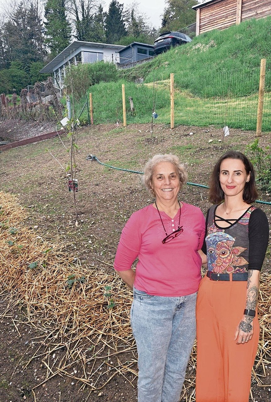 Gordana Schmid (links) und Anja Glivar haben viel Zeit investiert in die Gestaltung der Umgebung von der «Uszyt». Nun soll alles Grüne im Garten langsam gedeihen.Bilder: Joseph Weibel. Fotomontage: Barbara Adank