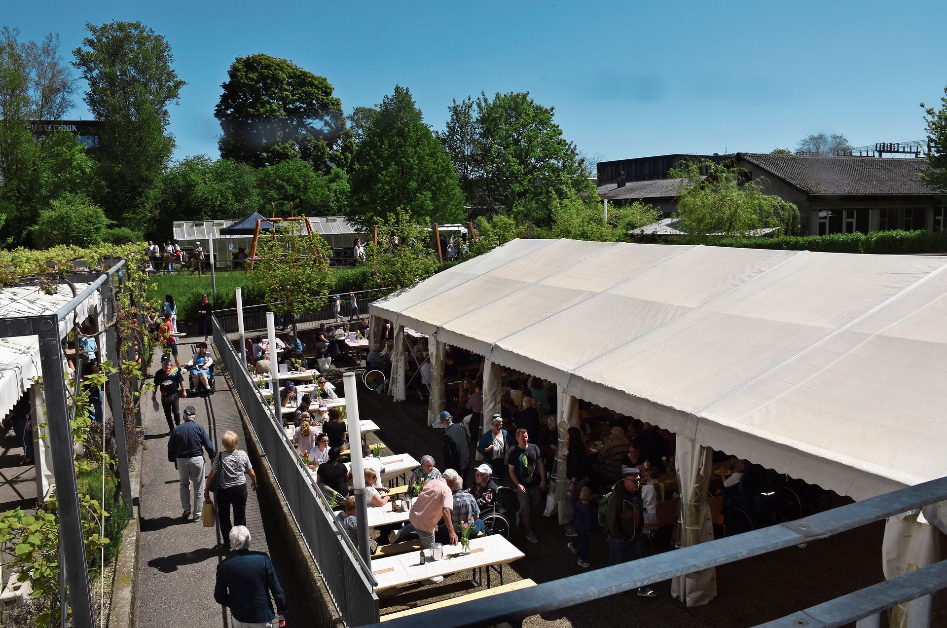 Blick auf Festzelt und Gelände der Stiftung Rodania. Um die Mittagszeit herrschte am Samstag schon reger Betrieb. 