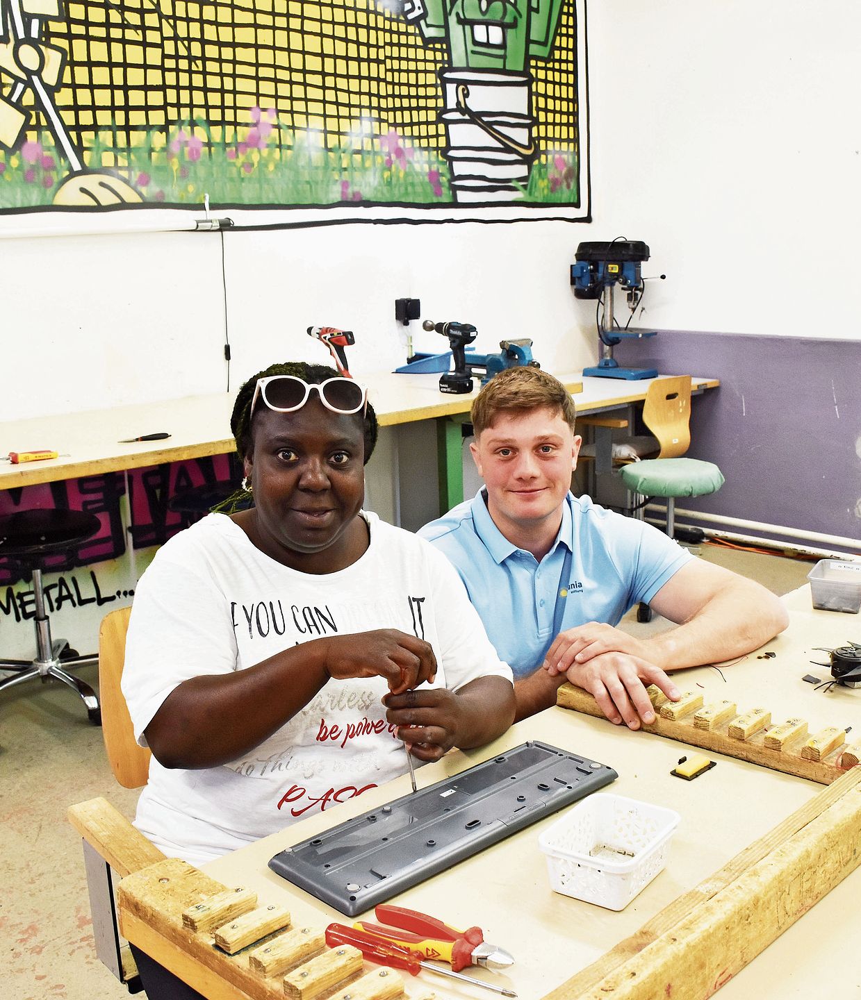Lyase Blessing demontiert ein altes Schreibmanual im Metallatelier – assistiert wird sie von Alessandro Cerri, Betreuungsperson von der Siftung Rodania. 