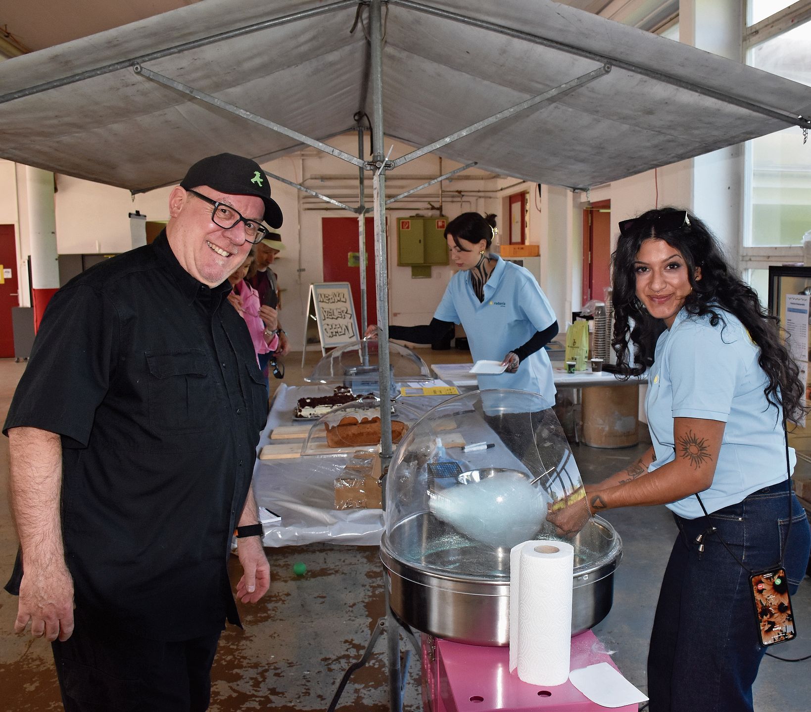 Nati Kummer von der Stiftung Rodania bereitet für Oliver Menge vom «Grenchner Tagblatt» eine Zuckerwatte zu. Sein Kommentar: «Lecker. Eine Zuckerwatte hatte ich schon lange nicht mehr zwischen den Zähnen.» 