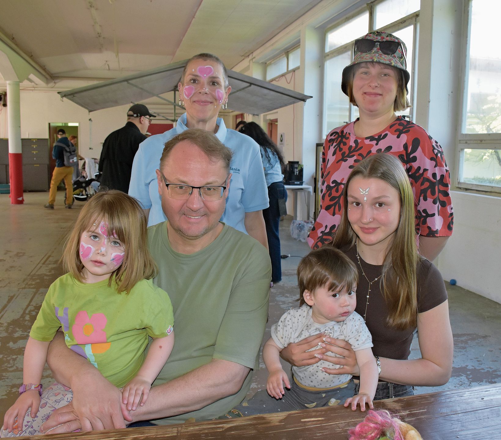 Wer rastet, hat nachher wieder mehr Energie. Sechs Besucher in der Kaffeestube (von links, vorne): Mia Küng (3-jährig), Remo Graf, Irina Graf und Yuri Küng (1-jährig); hinten (links) Therese Wüthrich und Luana Küng. 