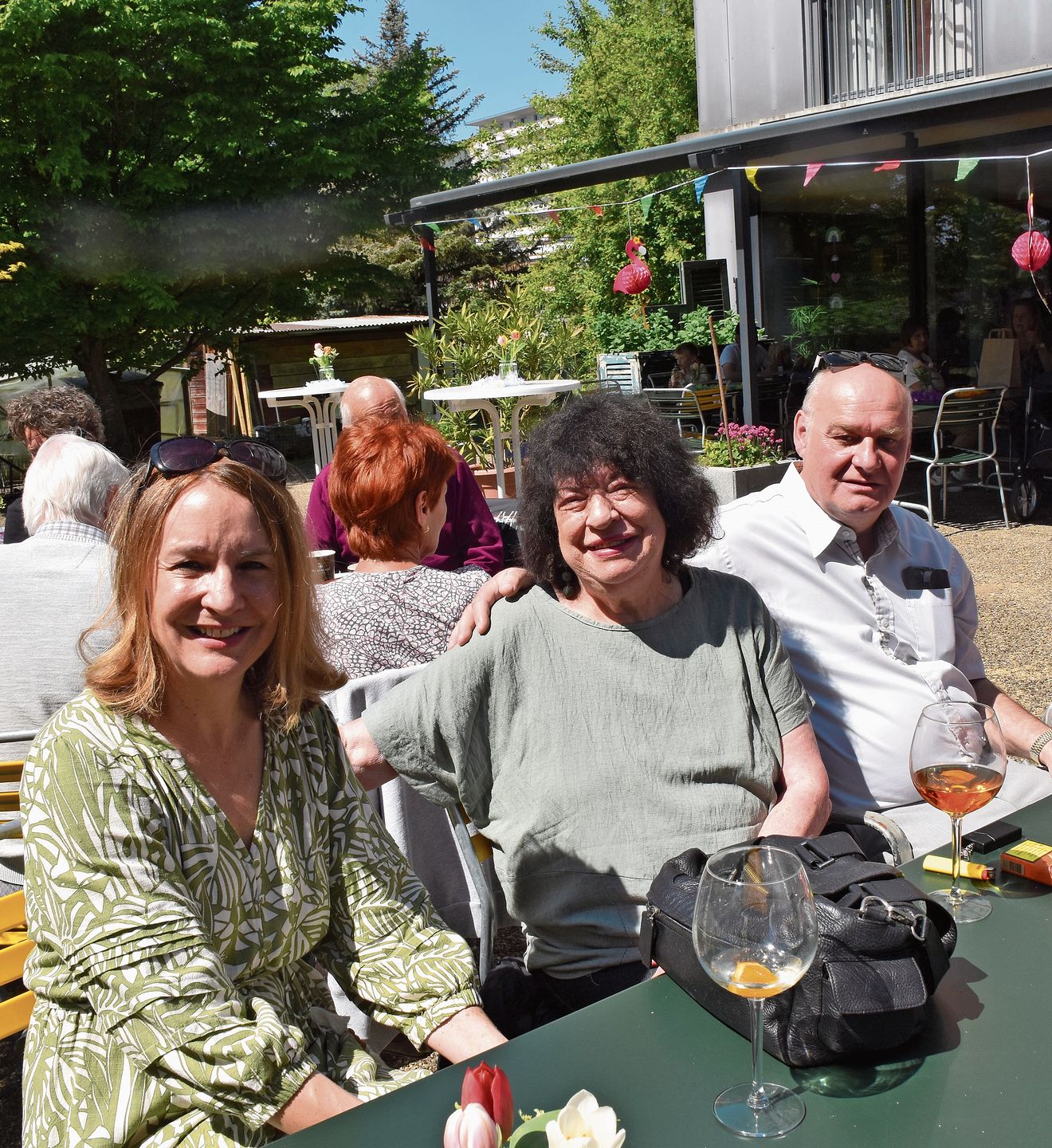 Stadtpräsidentin Susanne Sahli (links) genoss ebenso den wunderbaren Frühlingstag wie die ehemalige Stadtbibliothekarin Brigitte Stettler sowie Gemeinderat und Rodania-Stiftungsratsmitglied Yvo von Büren. 