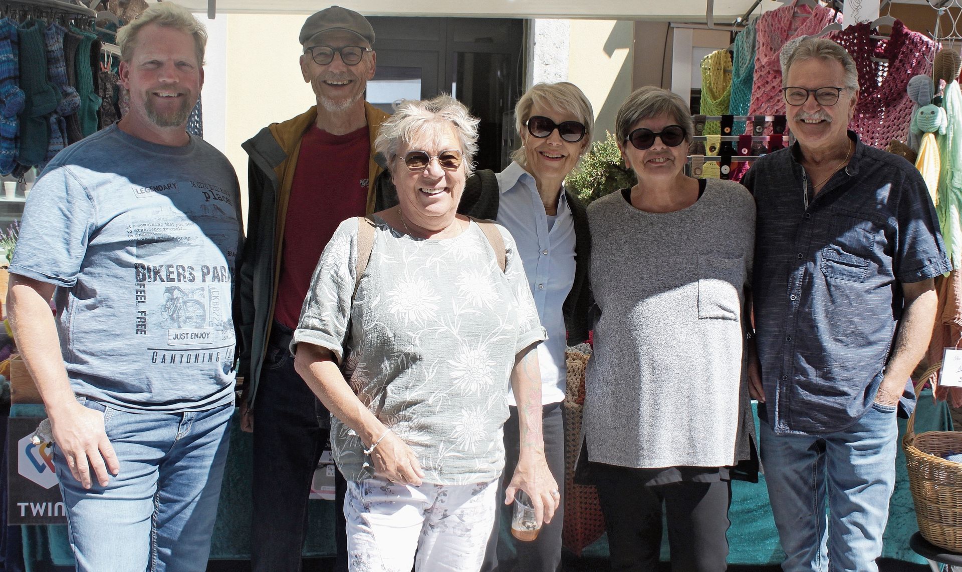 Fröhliche Gesichter am Markt (v. l.): Marcel Knoll (Lengnau), Oswald Witschi (Meinisberg), Bea Eising (Lengnau), Erika Witschi (Meinisberg), Marktfahrerin Yvonne Lanz und Gianni Fontana (Lengnau). Fröhliche Gesichter am Markt (v. l.): Marcel Knoll (Lengnau), Oswald Witschi (Meinisberg), Bea Eising (Lengnau), Erika Witschi (Meinisberg), Marktfahrerin Yvonne Lanz und Gianni Fontana (Lengnau).