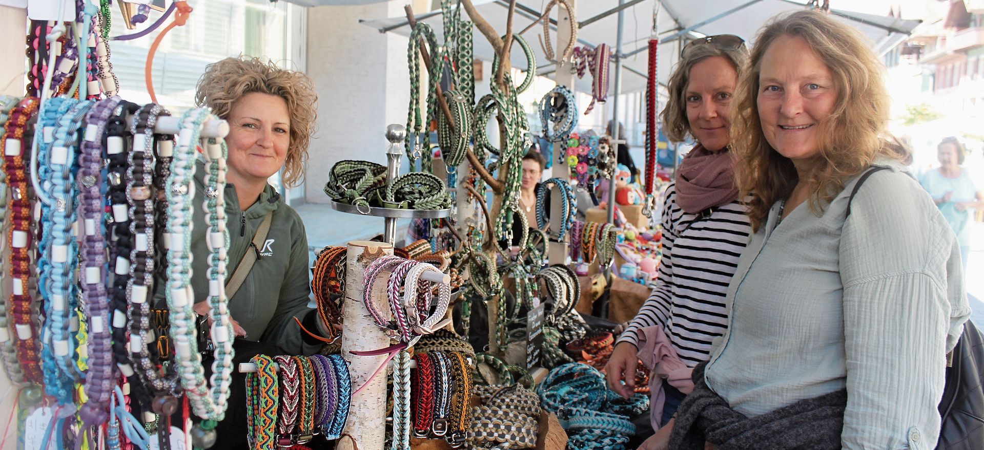 Waschbare und mit Ortungsgerät versehene Halsbänder und Leinen für Hunde in allen Variationen hat Daniela Galbier (l.) aus Bätterkinden geflochten. Interessierte Standbesucherinnen (v. l.): Angela und Sandra Meili (Oberwil). Waschbare und mit Ortungsgerät versehene Halsbänder und Leinen für Hunde in allen Variationen hat Daniela Galbier (l.) aus Bätterkinden geflochten. Interessierte Standbesucherinnen (v. l.): Angela und Sandra Meili (Oberwil).