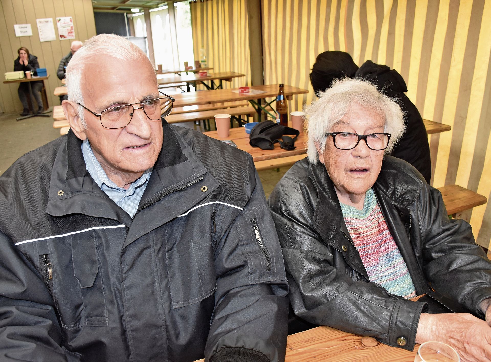 Im Zelt getroffen: Karl und Edith Engelberger. Er sagt: «Ich arbeitete bei der Cellulose Attisholz und habe beruflich die Welt bereist.» Im Zelt getroffen: Karl und Edith Engelberger. Er sagt: «Ich arbeitete bei der Cellulose Attisholz und habe beruflich die Welt bereist.»