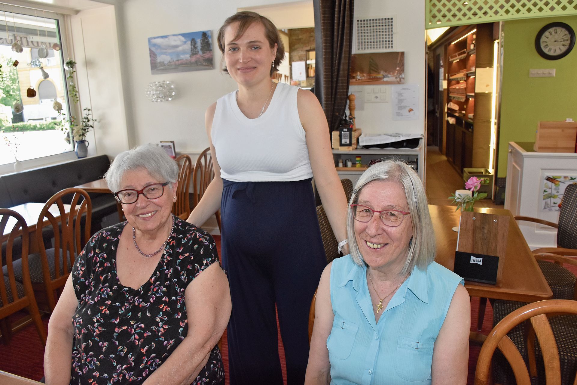 Stefanie Scheuner, seit 2024 Chorleiterin im MarkusCHOR, umrahmt von Verena Bonino (links) und Ruth Rüefli, den beiden «Dienstältesten» im Chor. Bild: Joseph Weibel
