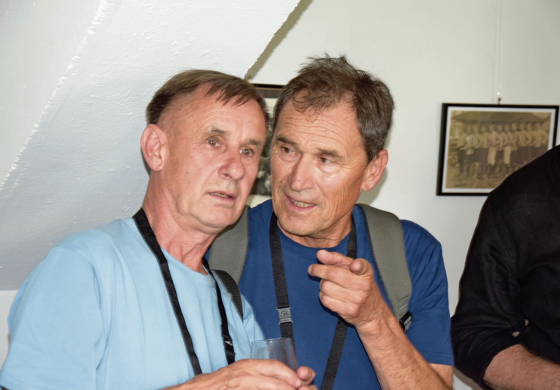 Bogdan Gunia fachsimpelt mit Legende René de Vries (rechts).