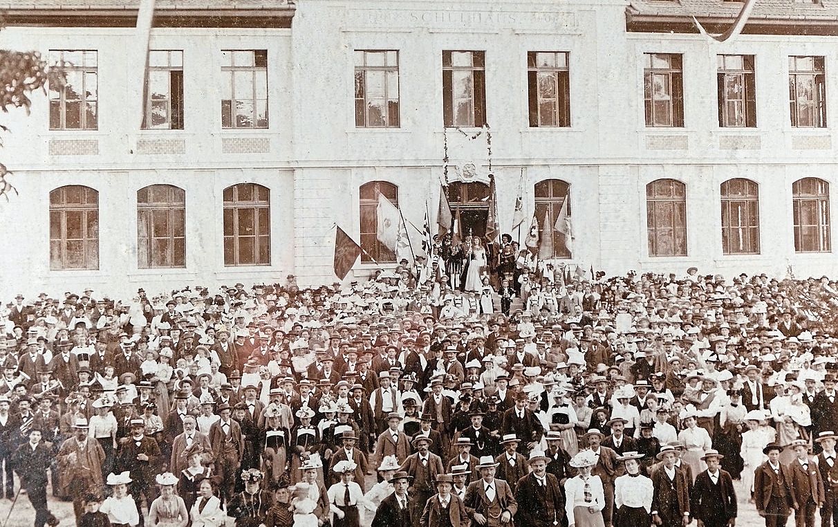 Eröffnungsfeier des neuen Schulhauses 1902 mit Festumzug und Kostümierung. Eröffnungsfeier des neuen Schulhauses 1902 mit Festumzug und Kostümierung.