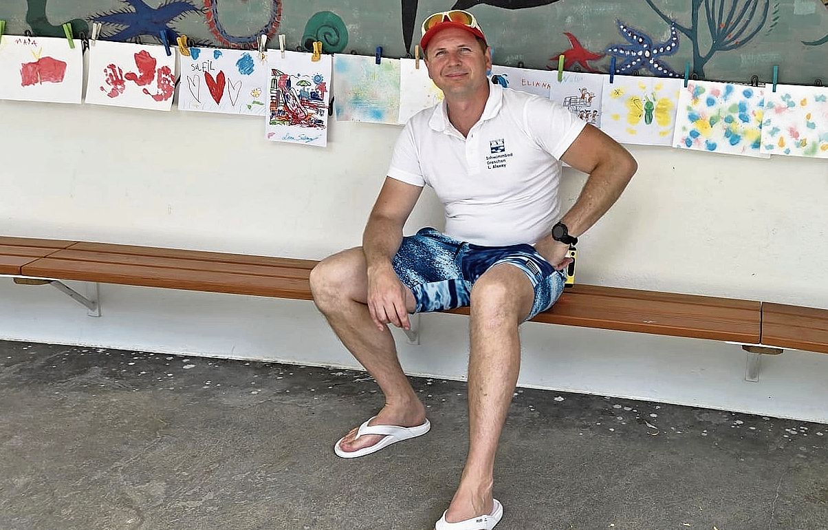 Chefbademeister Alexey Litvynov freut sich über den guten Erfolg beim Malwettbewerb anlässlich des 70‑Jahr-Jubiläums des Grenchner Gartenbads. Chefbademeister Alexey Litvynov freut sich über den guten Erfolg beim Malwettbewerb anlässlich des 70‑Jahr-Jubiläums des Grenchner Gartenbads.