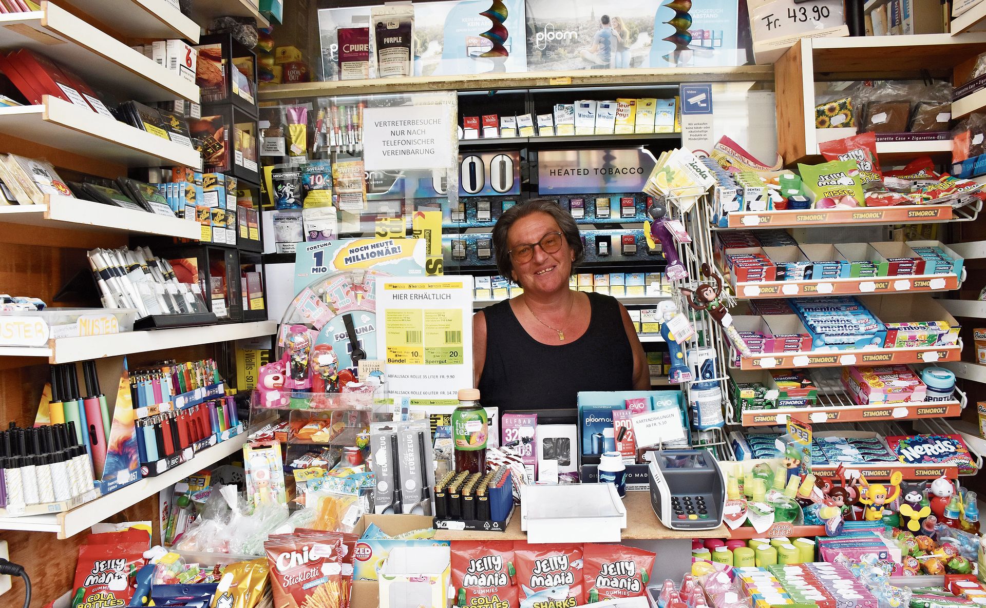 Edith Schnider in ihrem Kiosk am Grenchner Marktplatz: Was hier alles im zehn Quadratmeter kleinen Kiosk und in der Aussenfläche Platz hat, ist buchstäblich ein Panoptikum von unzähligen Teilen, die täglich ihren Absatz finden. Bilder: Joseph Wei Edith Schnider in ihrem Kiosk am Grenchner Marktplatz: Was hier alles im zehn Quadratmeter kleinen Kiosk und in der Aussenfläche Platz hat, ist buchstäblich ein Panoptikum von unzähligen Teilen, die täglich ihren Absatz finden. Bilder: Joseph Weibel