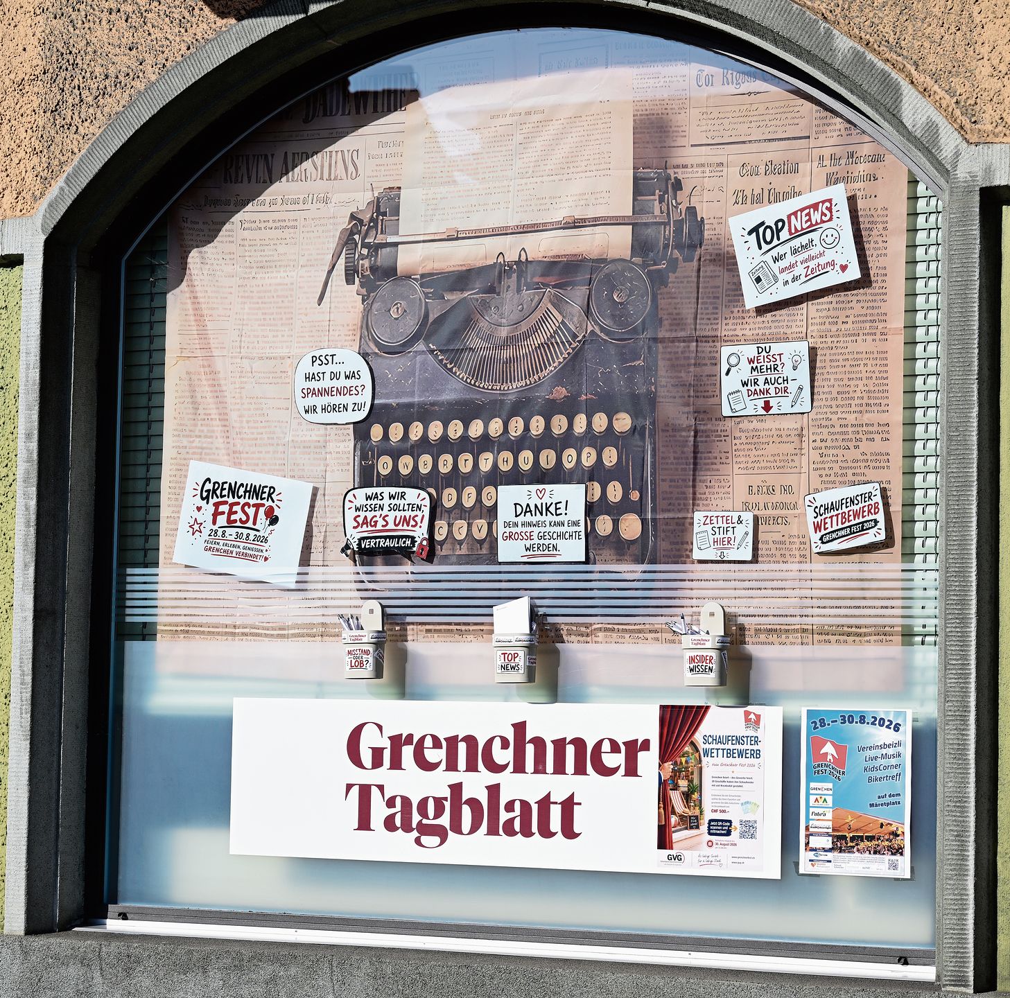 Links die Hermes als Blickfang, rechts der sympathische Reporter Bobby vom GSA/GT. Ist die Deko besonders gut gelungen? Sie entscheiden und können einen GVG-Gutschein gewinnen. Bilder: Oliver Menge