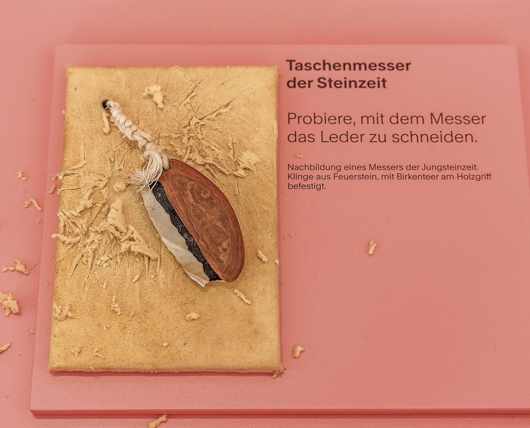 Die Messer von einst waren etwas schwieriger zu gebrauchen. Kinder können selber den Test machen, wie sich ein solches Messer anfühlt und wie gut es Leder schneidet. 