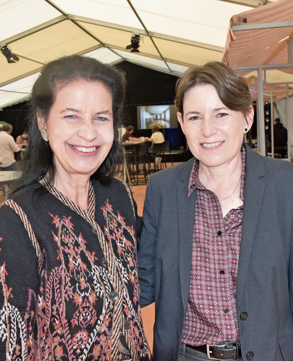 Buchautorin Claudia Dahinden (rechts) traf ihre ehemalige Lehrerin Elisabeth Ambühl-Christen und hat gute Erinnerungen an diese Zeit.