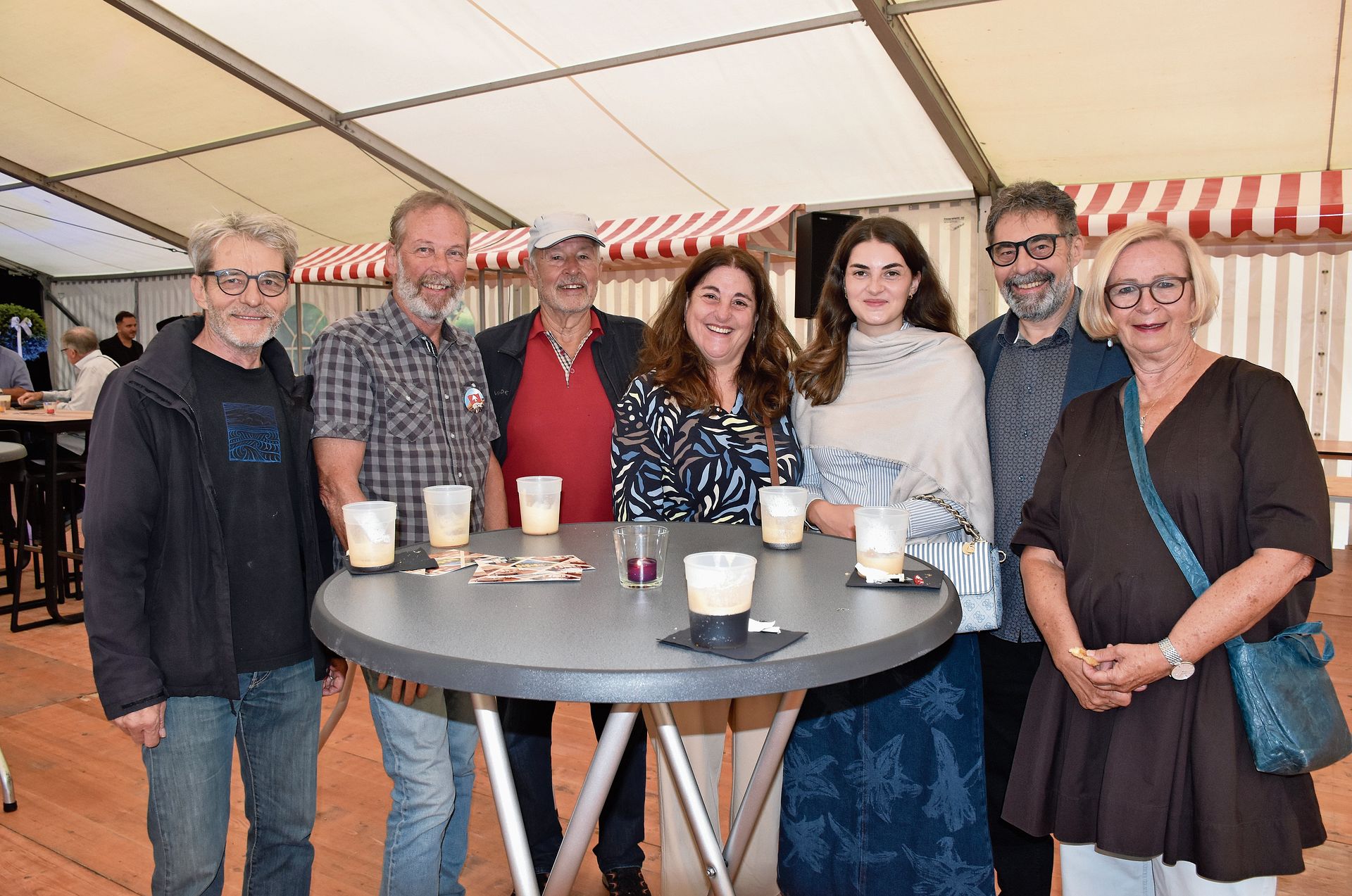 Zur Stärkung vor der Besichtigung gab es erst einmal einen Kaffee (von links): Walter Ochsenbein, Adrian Cslovjecsek, Willy Kaufmann, Sandra und Anna-Eleonora Pizzulli (sie sind im Vorstand der Triennale 2027), Paolo Pizzulli und Christine Cslovjecsek.